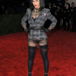  V roce 2013 na MET Gala v černé paruce. V té době se už o pár úpravách v obličeji mluvilo, ale nebyly tak znatelné.