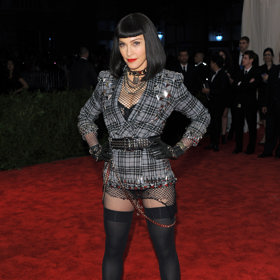 V roce 2013 na MET Gala v černé paruce. V té době se už o pár úpravách v obličeji mluvilo, ale nebyly tak znatelné.