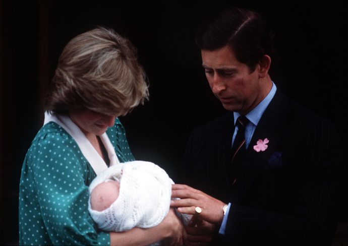 Když se Dianě a Charlesovi narodil syn William, ukázala ho princezna světu v puntíkatých šatech. 