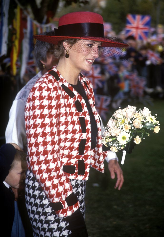 Kostýmek s kohoutí stopou oblékla princezna Diana při návštěvě Kanady v roce 1991.