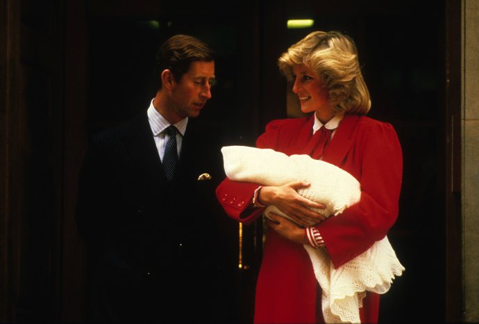 V červeném se princezna Diana objevila před médii, když prvně ukazovala světu čerstvě narozeného prince Harryho.