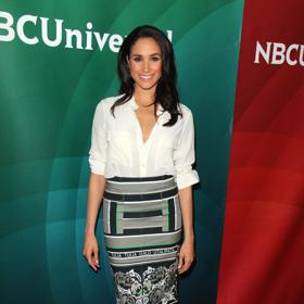 Košile a pouzdrová sukně bavily Meghan Markle i v době, kdy ještě nebyla součástí královské rodiny.