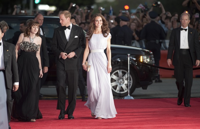 Podobně vlající šaty oblékla Kate Middleton na předávání cen BAFTA v Los Angeles v roce 2011.