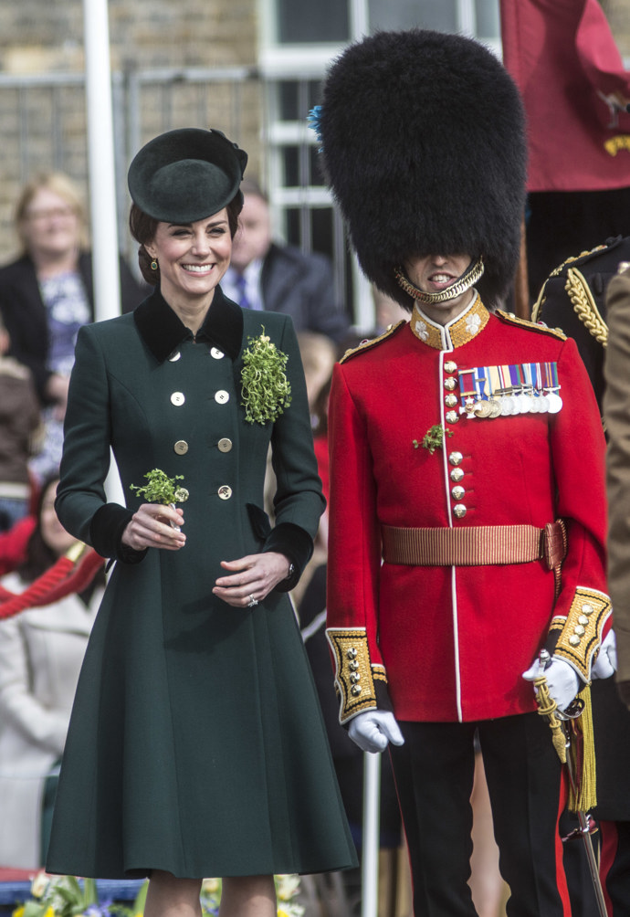 Kate Middleton je pro svůj styl také obdivována, nesnaží se totiž vyčnívat a přitom inspiruje ženy z celého světa. Oproti Dianě často sáhne i po kouscích z konfekce, které jsou po uveřejnění v médiích rázem vyprodané. 