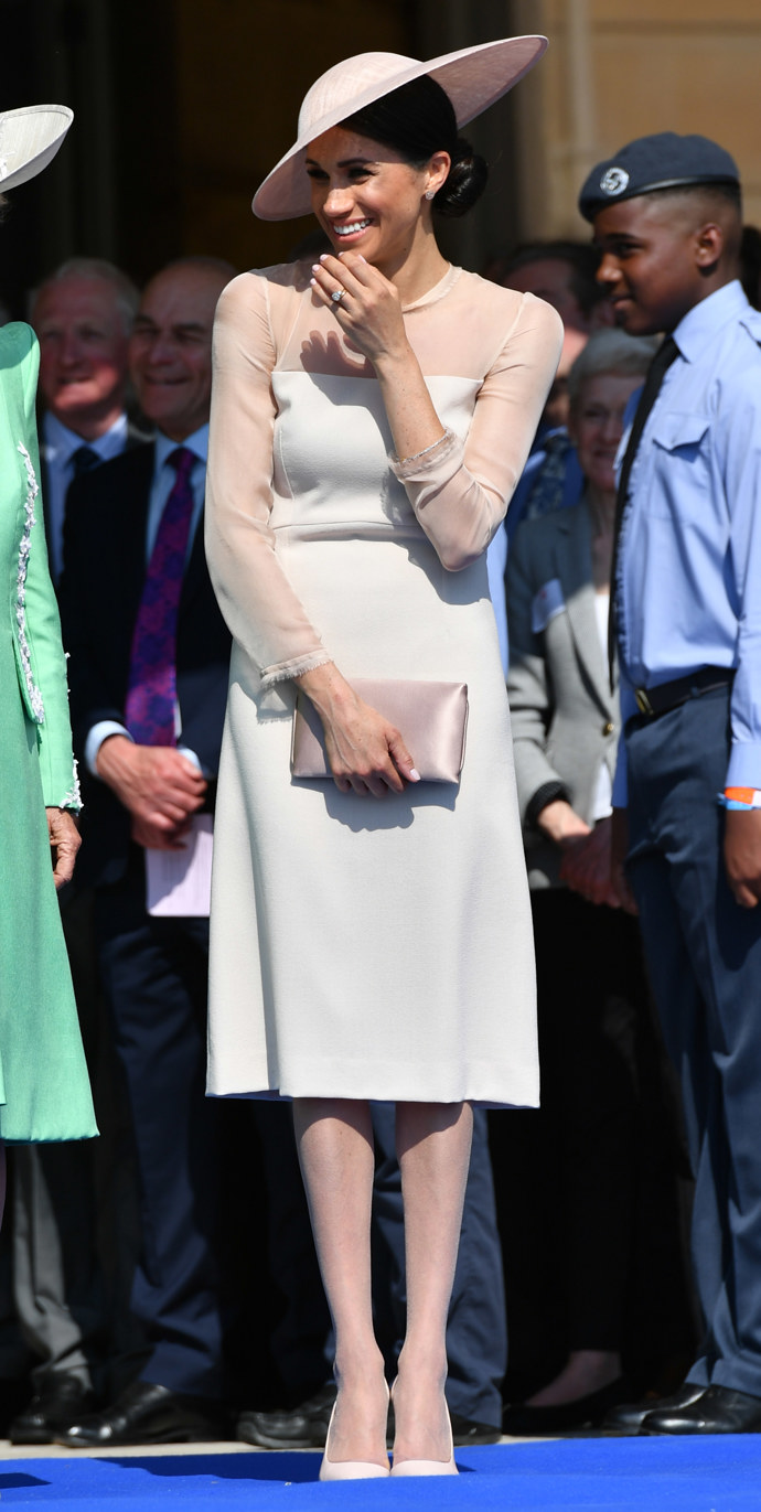 Meghan Markle jsme nejčastěji viděli ve světlých barvách, které lichotily jejímu odstínu pleti.