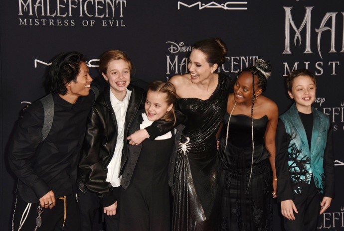 Angelina a Maddox jsou spřízněné duše. Úsměv byl to první, co mezi nimi proběhlo, a vlastně probíhá dodnes. Na snímku zleva Maddox, Shiloh, Vivienne, Angelina, Zahara a Knox.