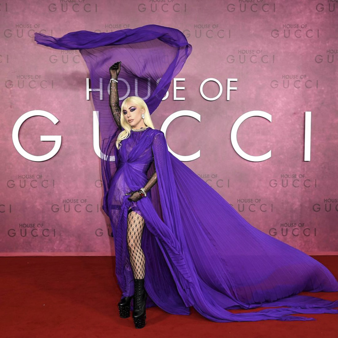 Lady Gaga v originálně řešených šatech na premiéře filmu Klan Gucci v roce 2021.