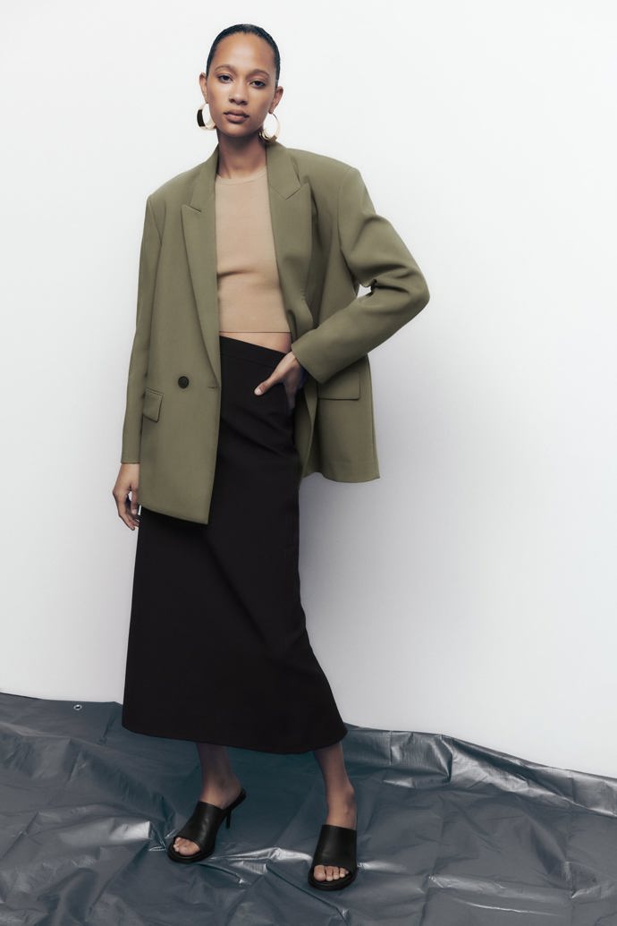 Splývavé sako s límcem a klopami do špičky. ZARA, 1199 Kč