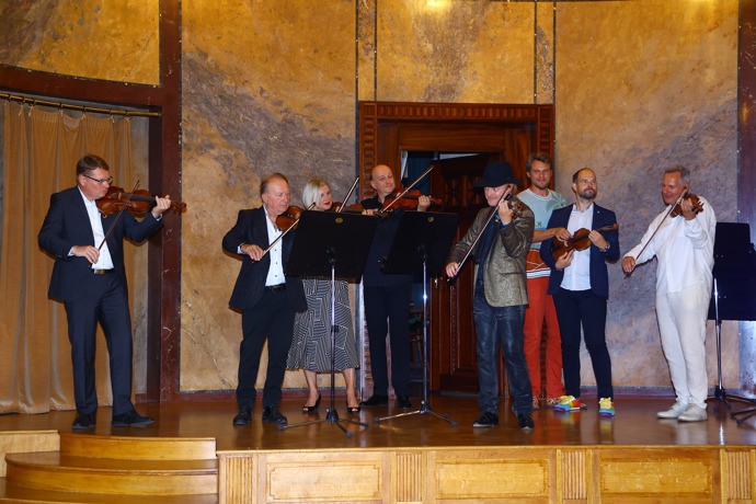 Křest alba probíhal netypicky hrou na housle.