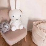 Velký plyšový králík musí být miláčkem každé malé holčičky.