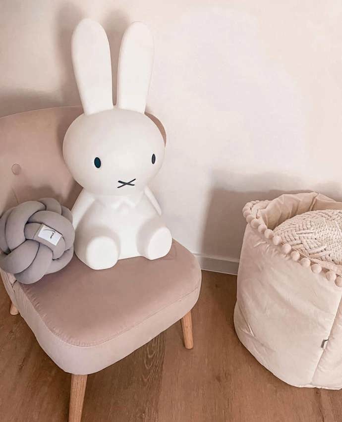 Velký plyšový králík musí být miláčkem každé malé holčičky.