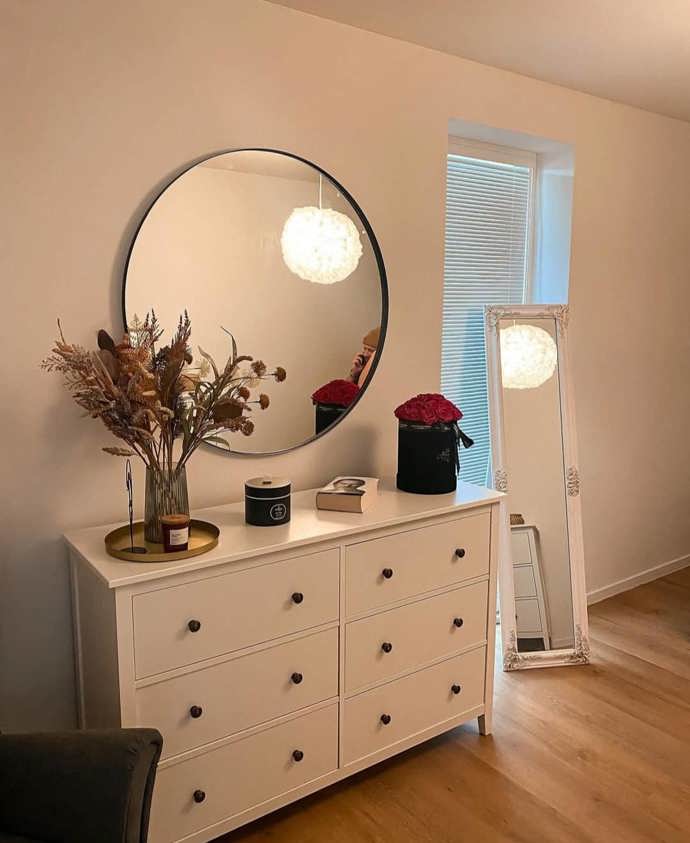 Chybět nesmí zrcadlo, které opticky zvětšuje místnost.