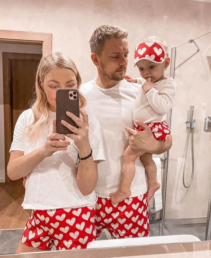 Celá rodinka pohromadě ve vtipných pyžamech.