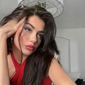 Influencerka Dominique Alagia žila s rodinou ve strašidelném zámku.