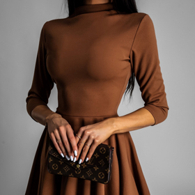 Hnědé elegantní šaty s dlouhým rukávem. Erika FASHION, 629 Kč. 