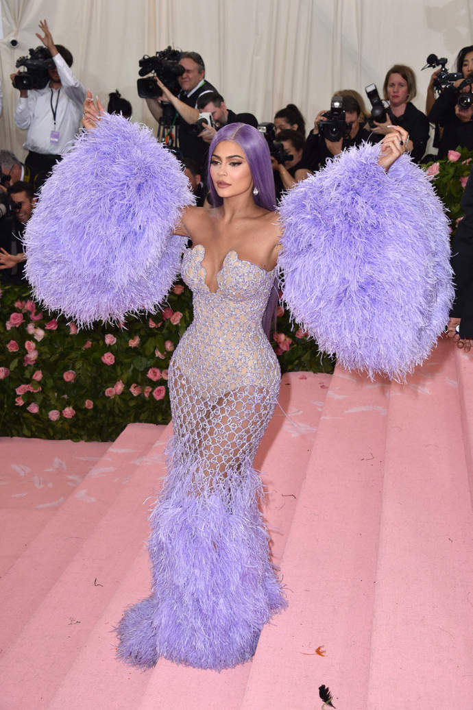 Modelka Kylie Jenner se v roce 2019 představila v extravagantním fialovém modelu s originálně řešenými rukávy.