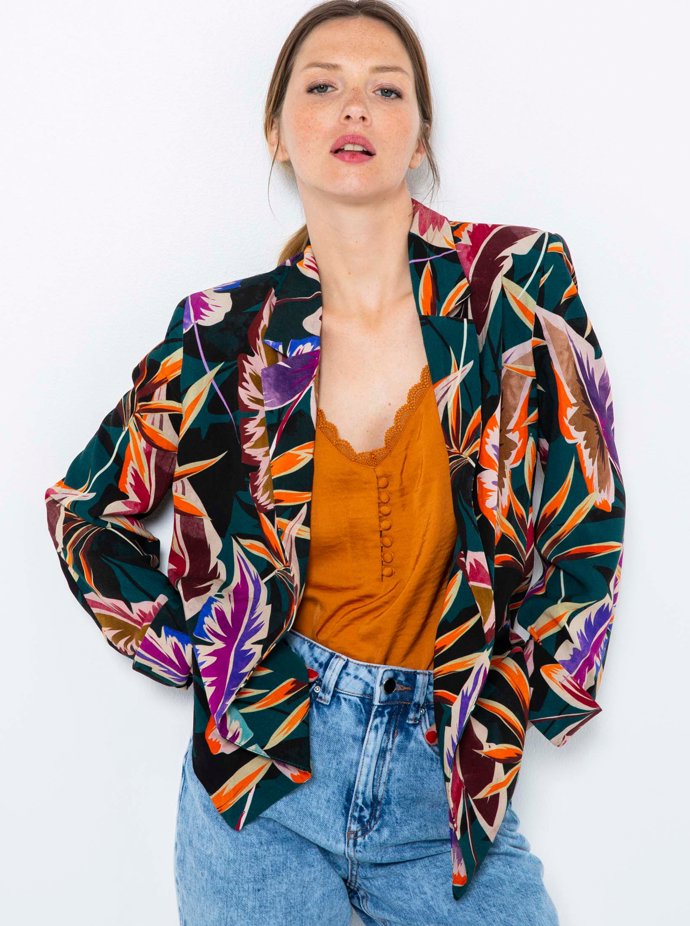 Květované vzory vypadají dobře i na saku. CAMAÏEU, 825 Kč