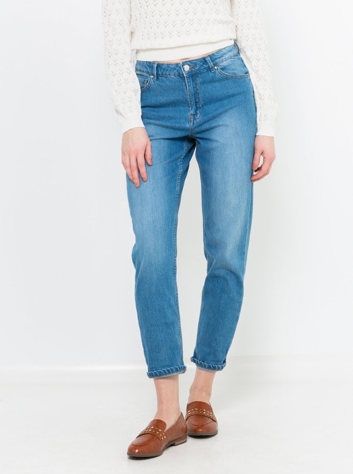 Modré zkrácené mom fit džíny. CAMAÏEU, 499 Kč