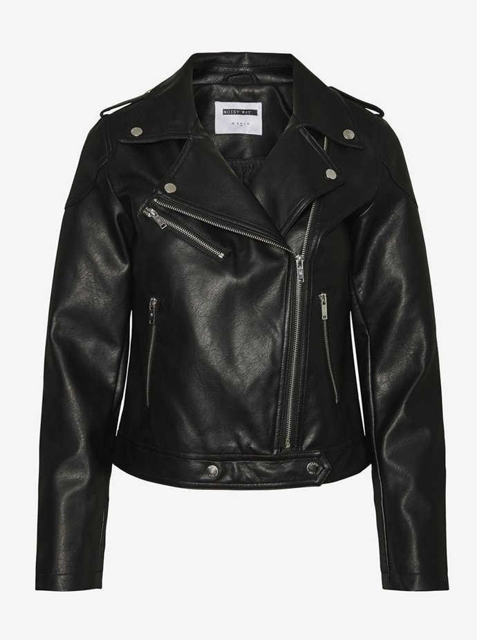 Černý koženkový křivák, který můžete obléct přes jakékoliv šaty s páskem. Noisy May, 1049 Kč