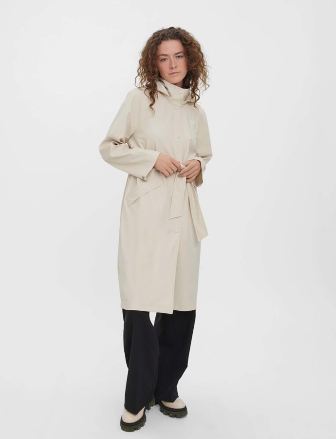 Krémová dlouhá lehká bunda s kapucí a povrchovou úpravou. VERO MODA, 779 Kč