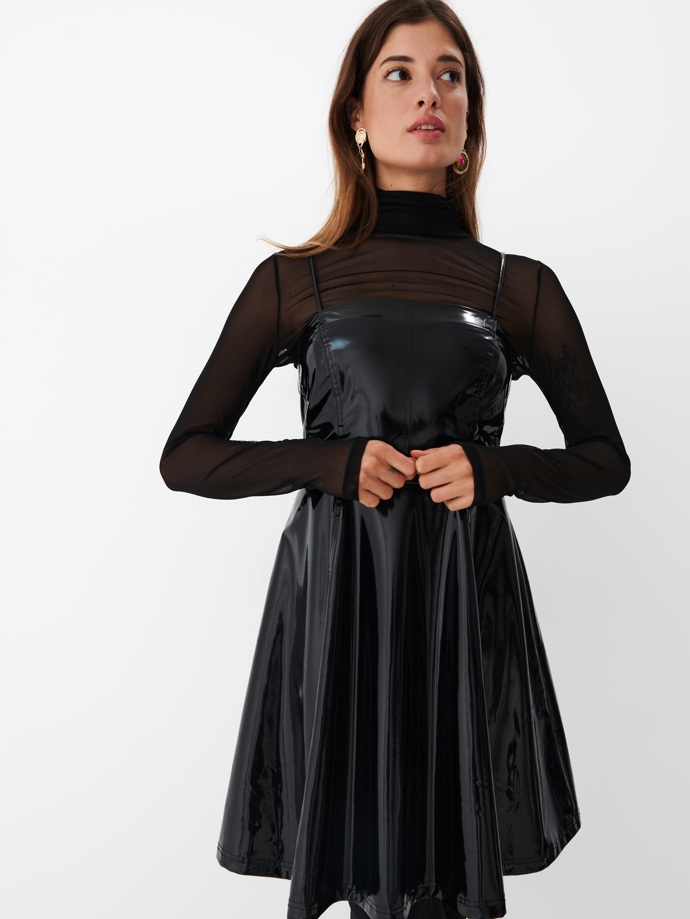 Rozevřené mini šaty. MOHITO, 999 Kč