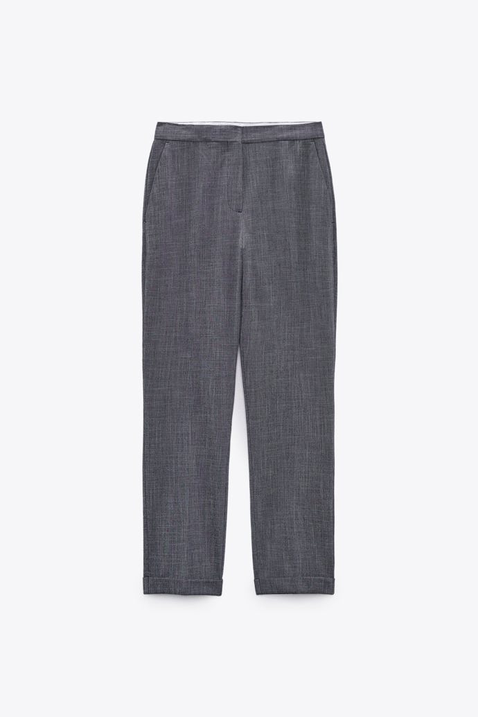 Kalhoty s vysokým pasem, předními kapsami a zadními falešnými prostřiženými kapsami. ZARA, 699 Kč