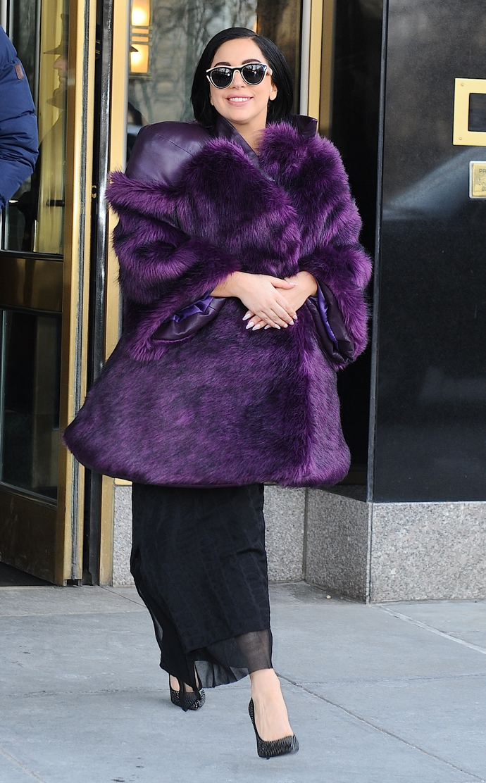 Lady Gaga ve fialovém kožichu na procházce ulicemi New Yorku v zimě 2015.