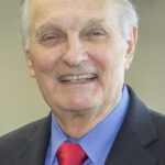 Alan Alda (86) dnes bojuje s Parkinsonovou nemocí, ale i tak je pořád aktivní. Hrál třeba v dramatu Manželská historie (2019).