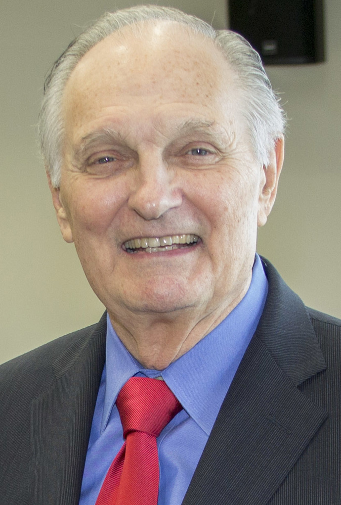 Alan Alda (86) dnes bojuje s Parkinsonovou nemocí, ale i tak je pořád aktivní. Hrál třeba v dramatu Manželská historie (2019).