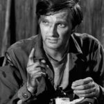 Herec Alan Alda patřil jako Hawkeye Pierce mezi nejslavnější tváře seriálu MASH. Vždy měl po ruce nějakou hlášku a rád si užíval život a sestřičky.