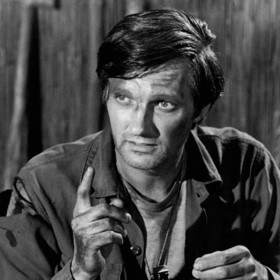 Herec Alan Alda patřil jako Hawkeye Pierce mezi nejslavnější tváře seriálu MASH. Vždy měl po ruce nějakou hlášku a rád si užíval život a sestřičky.