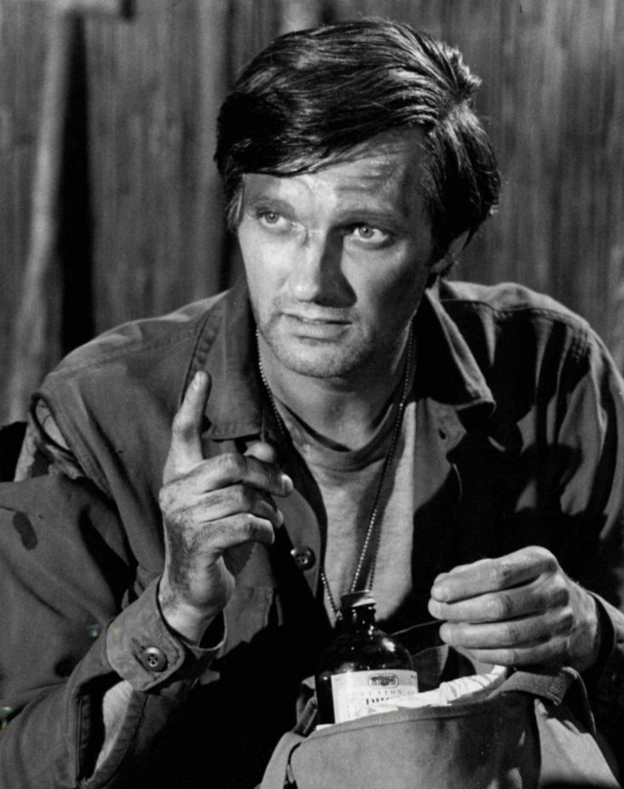 Herec Alan Alda patřil jako Hawkeye Pierce mezi nejslavnější tváře seriálu MASH. Vždy měl po ruce nějakou hlášku a rád si užíval život a sestřičky.