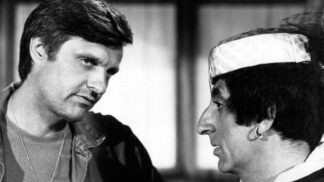 MASH slaví 50 let: Alan Alda kolegy jednou ročně pozve na večeři, představitel Klingera se věnuje dětem s rakovinou