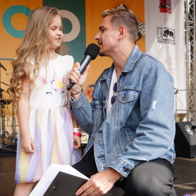 Kromě Lifee.cz vyzpovídal na tiskové konferenci malou Adélku také moderátor David Gránský. Oba se objevují v seriálu ZOO.
