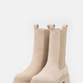 Světlé vysoké boty. Tamaris, 2750 Kč