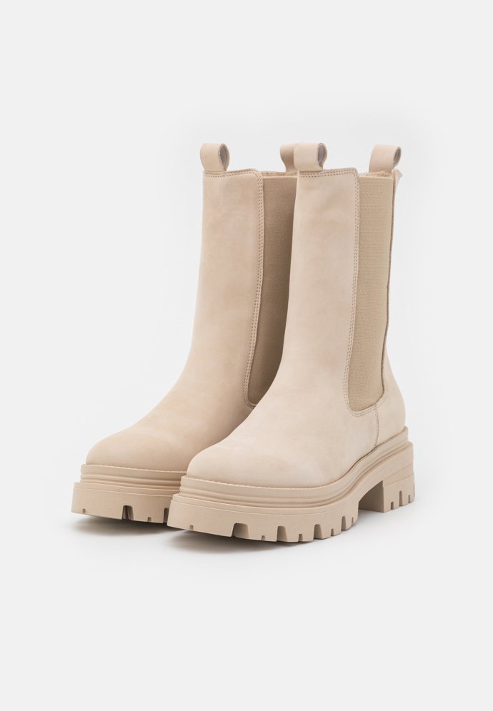 Světlé vysoké boty. Tamaris, 2750 Kč