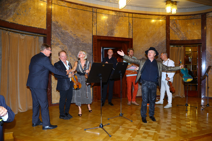 „Obecní dům mám rád a také Kubelík zde často koncertoval. Právě ve Smetanově síni odehrál i svůj poslední velký koncert. Zcela nepochybně v ní odehrál oba houslové koncerty z alba. S tímto géniem loci koncertního sálu se pro mě nahrávání stalo mnohem důležitější a procítěnější událostí,“ uvedl po křtu Pavel Šporcl.  