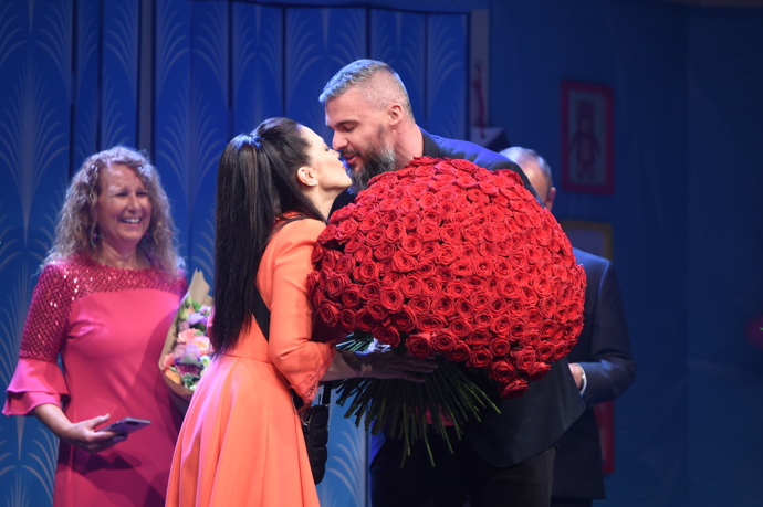 Ten největší pugét růží jí ovšem donesl její partner. 