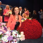 Po premiéře byla Lucie doslova zasypaná květinami. 