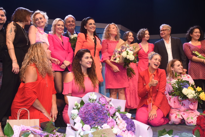 Závěrečné focení hlavních protagonistů bylo díky všudypřítomné růžové opravdu zářivé.