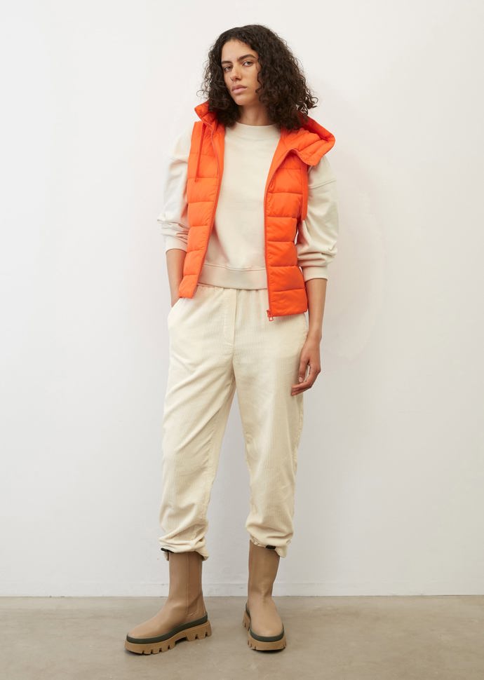 Oranžová prošívaná vesta s kapucí. MARC O’POLO, 4990 Kč