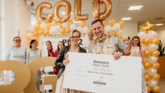 Amazon se na podporu onkologických pacientů zbarvil do zlaté  a věnoval 550 tisíc korun na jejich léčbu