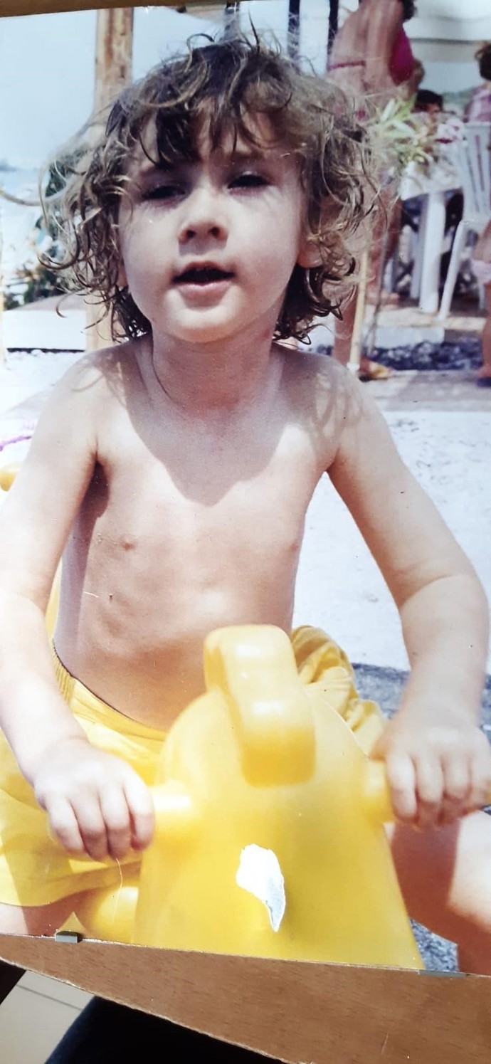 Goran Maiello, seriálový představitel Vojty Rokla, má zkušenosti z české i italské školy. „Italská škola byl jeden velký chaos, nepořádek a žádná disciplína," vzpomíná.