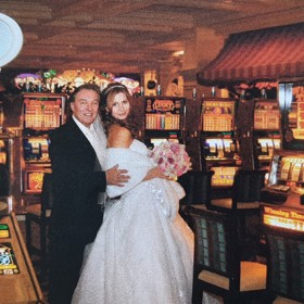 O fotky z důležitého dne se postarala fotografka najatá na místě - zřejmě ani netušila, koho to vlastně fotí.