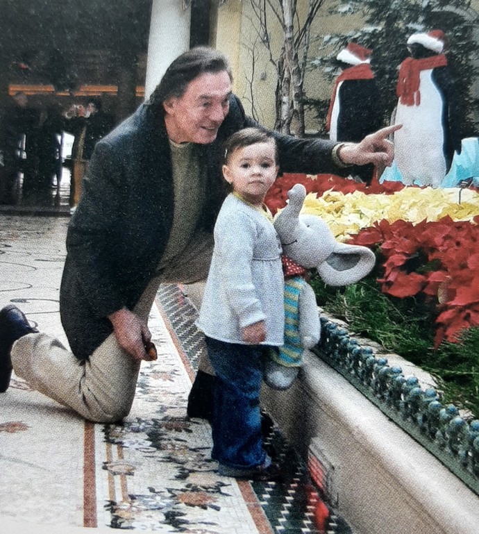 Plyšový slon Ferdinand doprovázel malou Charlottku všude, kam jen šla - dostala jej od táty a zamilovala si ho.