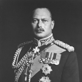 Jeho tatínkem byl guvernér Austrálie a vévoda Henry z Gloucesteru, syn krále Jiřího V.