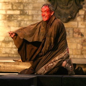 Jan Tříska byl také uznávaným divadelním hercem, objevil se třeba v Bouři od Williama Shakespeara.