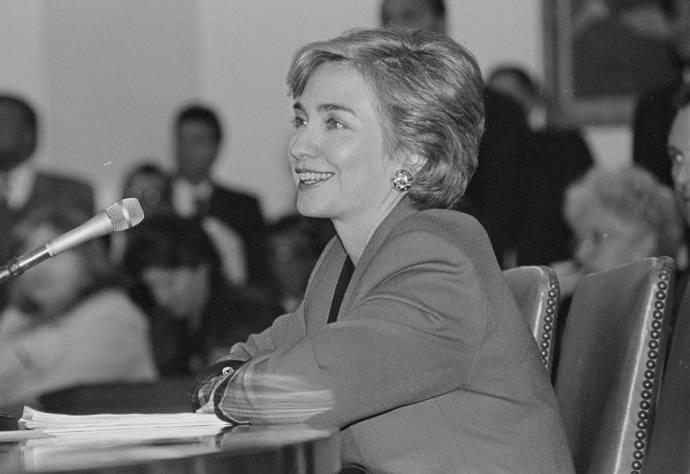 V roce 1993 už se Hillary pohybovala v politice jako ryba ve vodě. Její tehdejší módní styl byl v podstatě nevýrazný. Nezaujal, ani neurazil.