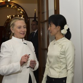 Pokud má sáhnout po světlejší barvě, většinou volí bílou. Ta jí skvěle ladí k pleti.