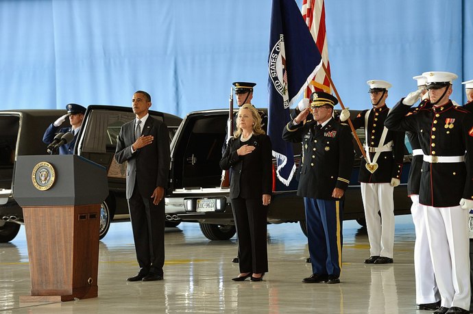 Hillary Clinton v roce 2012. Tehdejší ministryni zahraničních věcí USA byste snadno přehlédli nebýt rafinovaného doplňku - výrazného perlového náhrdelníku, který se skvěle hodí pro denní nošení.